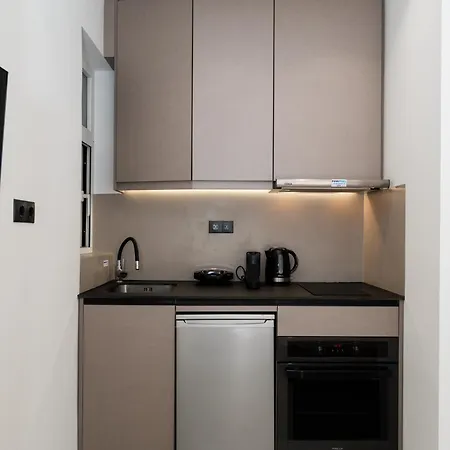 Minimal With Balcony In Pagrati,