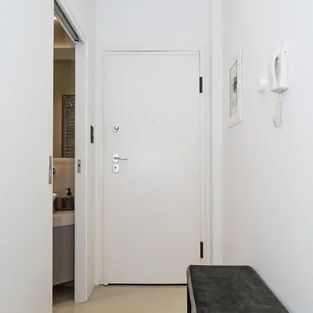 Minimal With Balcony In Pagrati,