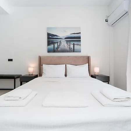 Apartment Minimal With Balcony In Pagrati,